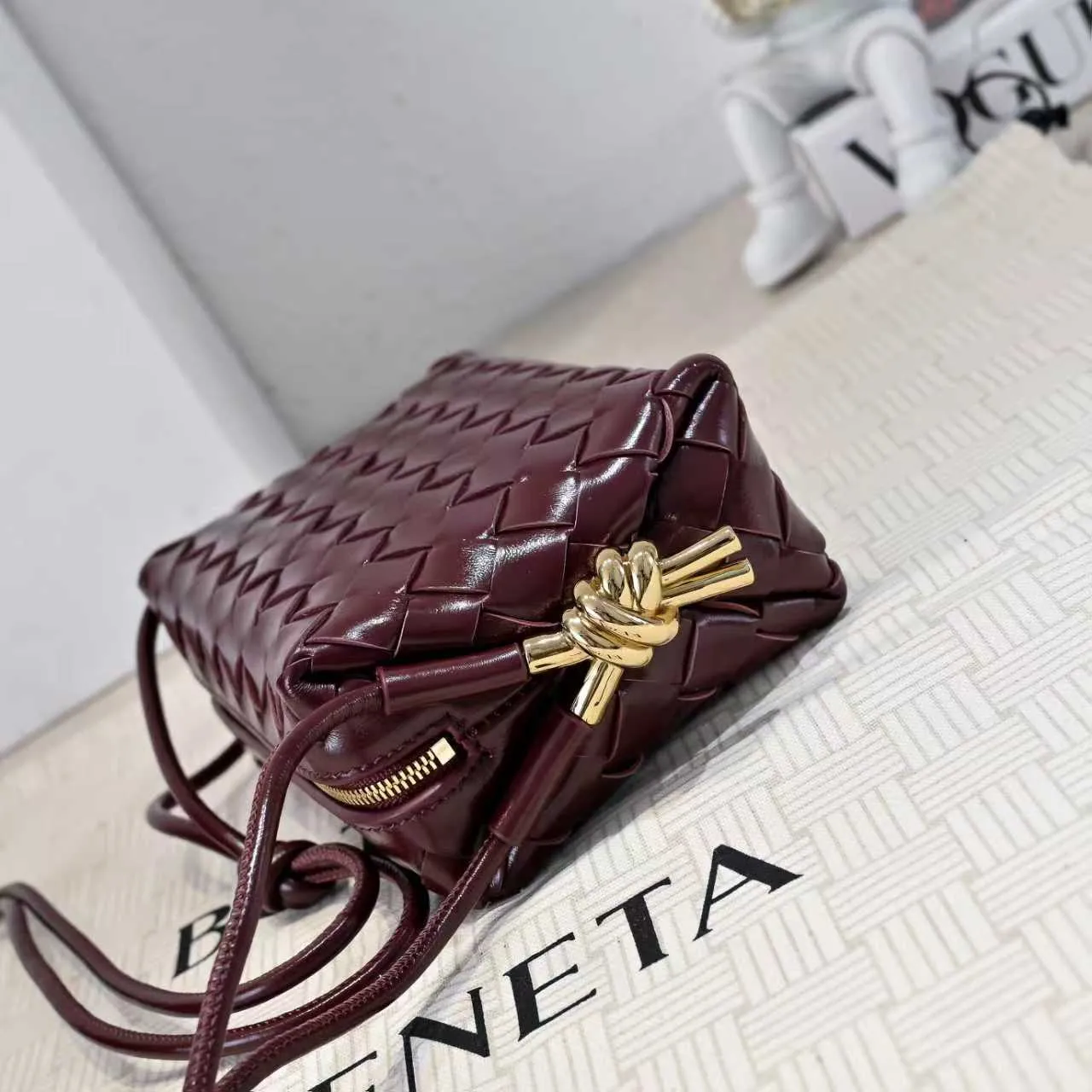 Batch 1560 𝗕𝗼𝘁𝘁𝗲𝗴𝗮 𝗩𝗲𝗻𝗲𝘁𝗮———— The latest version of the loop camera bag💥 from BV’s King of Cost-Effectiveness counter, large woven texture➕Ultra-high quality cow wax leather as always, with zipper, hardware decoration on both sides, adjustable drawstring, especially suitable for the tummy💫Can hold anything, very light weight, suitable🈴️for girls of all ages, size: 17*10*6cm Style number: 6125